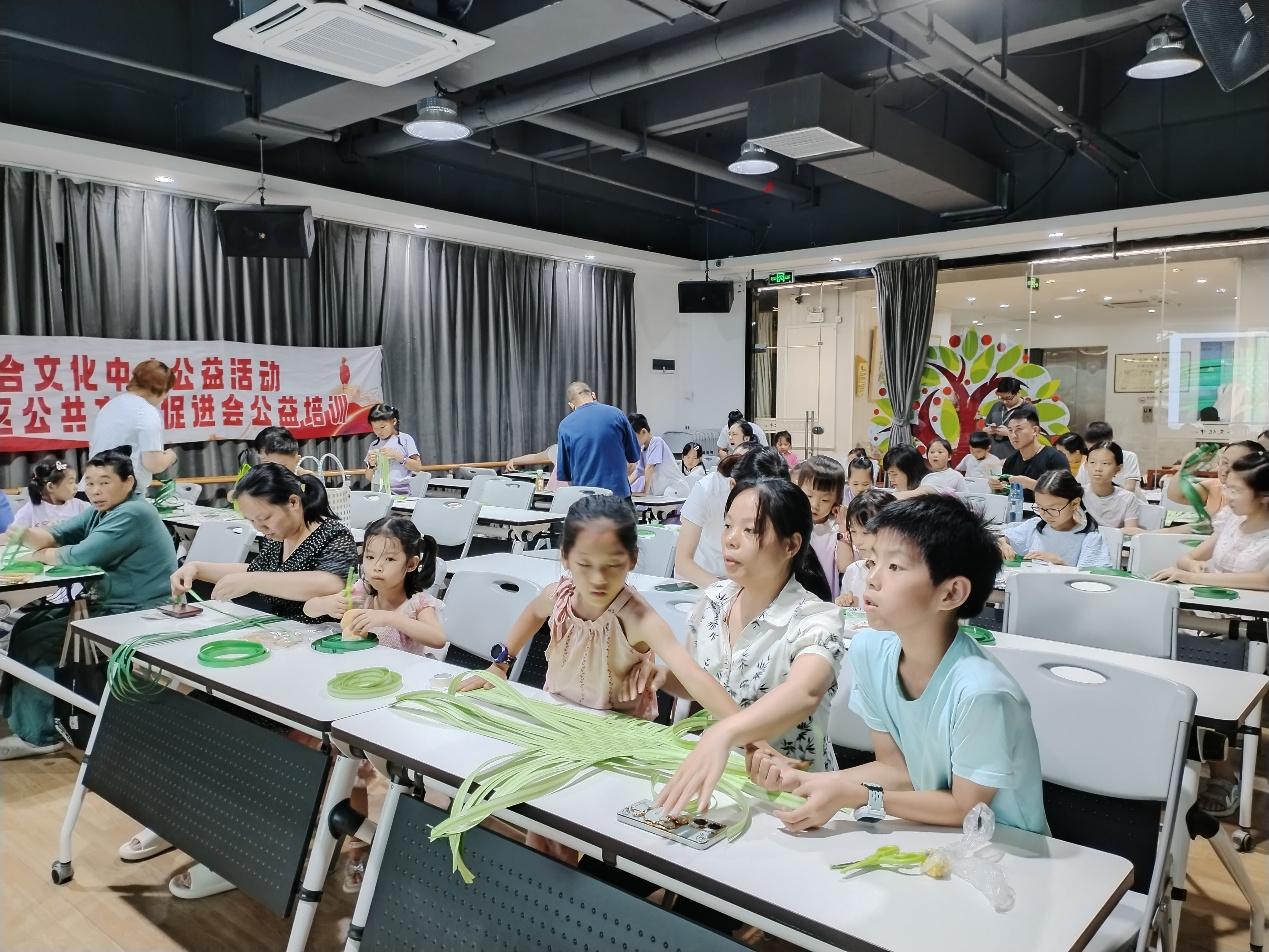 端午新玩法！中洲综合文化中心举办非遗竹编手工亲子活动
